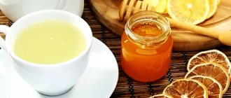 чай с имбирем, медом и лимоном в чашке