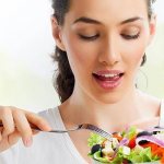 Девушка ест салат
