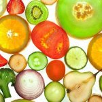 Нарезанные овощи и фрукты