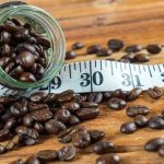 В готовом виде в кофе содержится всего 2 ккал. Однако чем крепче кофе, тем больше в нем калорий.